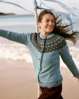 SEASALT PORT KINNIS CARDIGAN - WAG TAIL LICHEN SEEDBED                                  EN